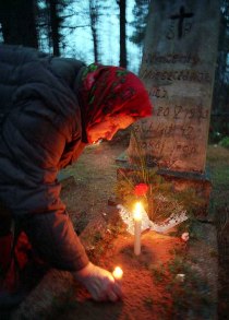 День поминовения: православные России несут крашеные яйца на могилы усопших