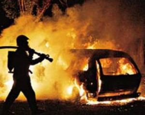 В Ижевске в гаражах сгорел один автомобиль и три были повреждены