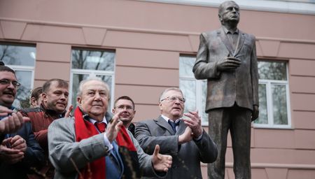 Памятник Жириновскому открыли под звуки "Боже, царя храни!" в Москве