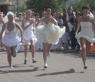 Фотообзор: во  время забега невесты в Ижевске теряли подвязки