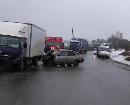 Два автомобиля столкнулись в Игринском районе: пострадали четыре человека