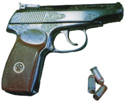 В салоне «Мерседеса», который пытался скрыться от милиционеров Караганды, нашли похищенный в Удмуртии пистолет
