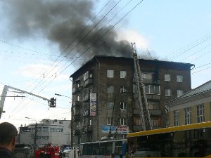 Съемки очевидцев: жители горевшей шестиэтажки в Ижевске не спасли имущество
