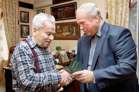 Михаил Калашников награжден памятным знаком «День Оружейника» 