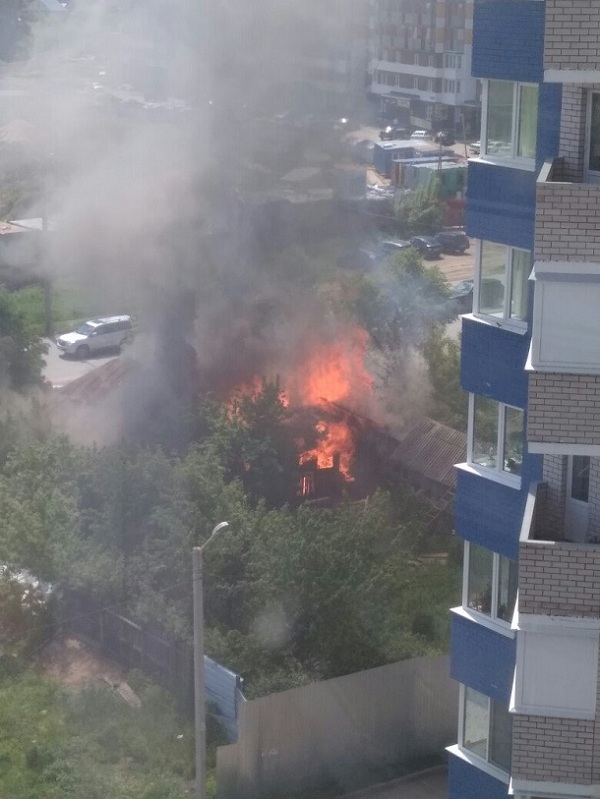 Мужчина, которого вынесли из сгоревшего в Ижевске дома, получил сильные ожоги
