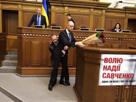 Арсений Яценюк рисковал тестикулами в Верховной Раде Украины