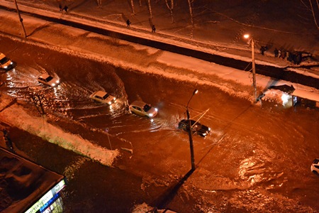 ФОТО:  после потопа без воды в Ижевске остаются 20 многоквартирных домов 