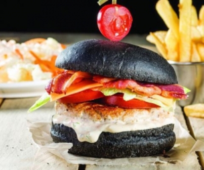 Японский «Burger King» будет кормить своих клиентов черными бургерами