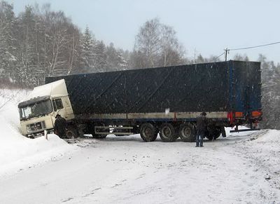 Грузовикам и фурам запретили въезжать в Удмуртию во время снегопадов