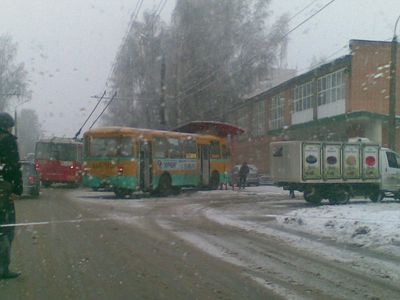 В Ижевске пассажирский  автобус врезался в остановку