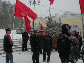 Коммунисты выступили против коррупции чиновников у здания Госсовета Удмуртии