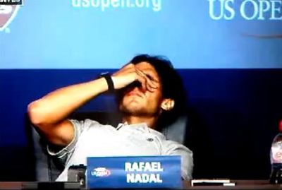 Видео: теннисист Рафаэль Надаль потерял сознание  на пресс-конференции