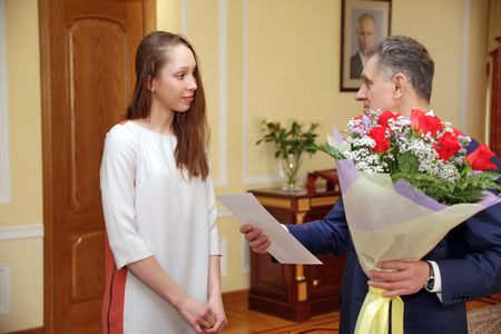 Сертификат на «Ладу Гранту» вручил глава Удмуртии биатлонистке Ульяне Кайшевой