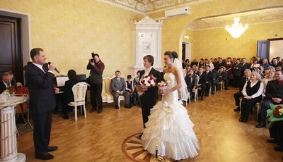 Волков принял участие в первой свадебной церемонии в отреставрированном ЗАГСе Сарапула