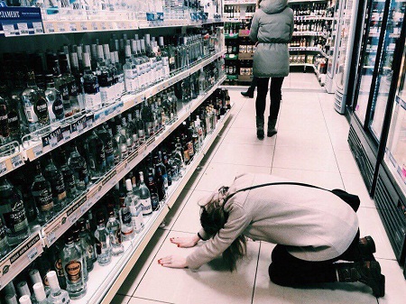 Молодая жительница Ижевска пыталась разбить бутылку водки об голову продавца, не сумев заплатить за нее