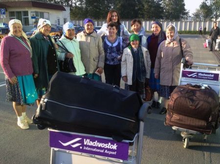 Фото: «Бурановские бабушки»  прилетели во Владивосток