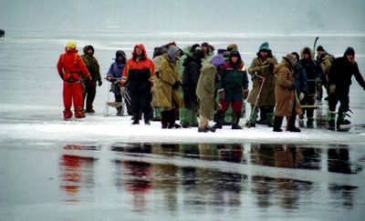 Льдина с девятью рыбаками оторвалась от берега Ижевского пруда