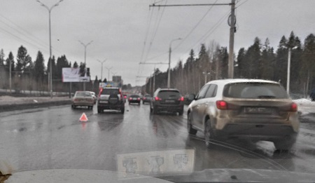 Пять машин устроили ДТП на улице 10 лет Октября в Ижевске