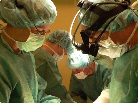 Китайский кардиохирург завершил операцию на сердце, умирая от разрыва аорты 