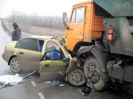 Водитель автомобиля ВАЗ врезался в КамАЗ в Удмуртии: пострадали 2 человека
