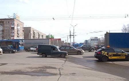 Ремонт светофоров привел к хаосу на перекрестке улиц Удмуртской и 10 лет Октября в Ижевске