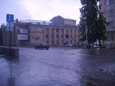 Видео: мощный ливень залил улицы Ижевска