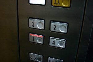 В Москве лифт, упавший  с 24-го этажа новостройки, насмерть задавил рабочего