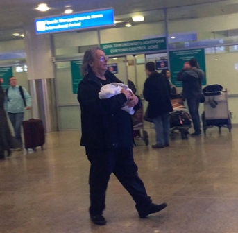 Александр Градский привез жену и новорожденного сына в Москву