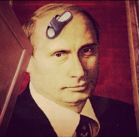 Ксения Собчак вытирает ноги об портрет  Владимира Путина