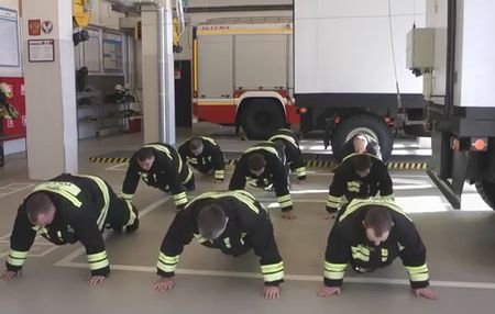 Ижевские пожарные передали эстафету акции «Докажи, что ты не тряпка» Оренбургу