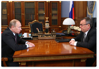Глава ВТБ Андрей Костин испугался лежать на ковре у Путина