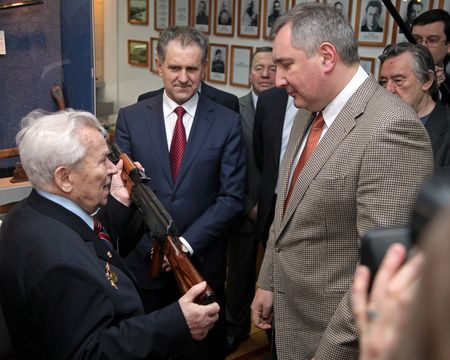 Рогозин подарил Калашникову картину Никаса Сафронова