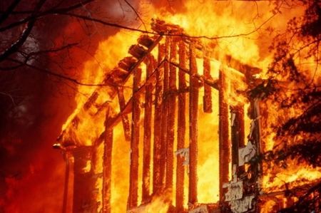 Пьяный курильщик спалил дом в городке Металлургов Ижевска