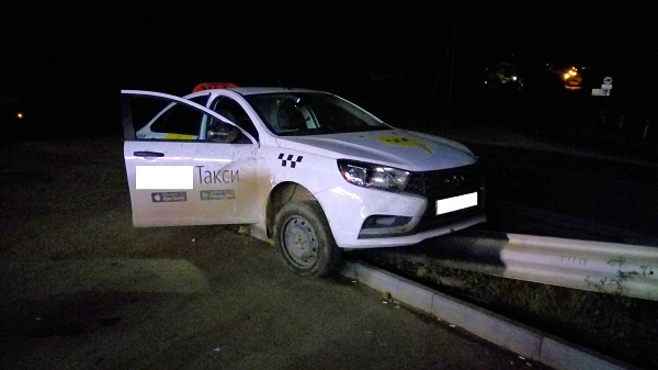 В Ижевске водитель такси с пассажирами попал в ДТП