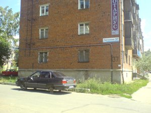 В центре Ижевска с автомобиля сняли все четыре колеса