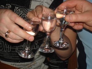 Опасный для здоровья алкоголь изъяли у женщины в поселке Нагорный