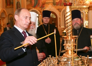 Фоторепортаж: Путин в Ижевске поставил свечку в храме и встретился с выпускниками
