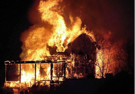 Неизвестные подожгли дом в Игринском районе