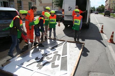 Ижевские школьники нарисовали на асфальте дорожные знаки