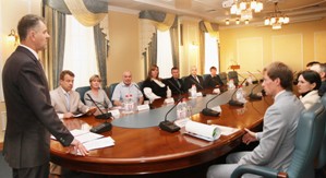 Президент Удмуртии вручил жилищные сертификаты спортсменам Максиму Вылегжанину и Анне Жигаловой