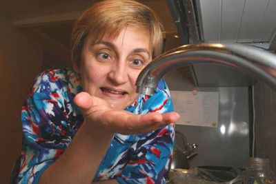 Директор Кизнерского водоканала запретил жителям дома пользоваться холодной водой