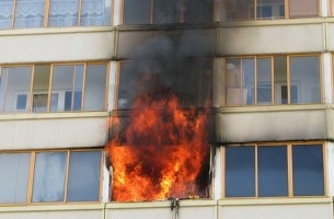 Причиной  черного дыма из окна ижевской пятиэтажки стала стиральная машинка