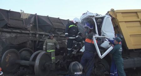 Фото: грузовик в Завьяловском районе протаранил вагон тепловоза