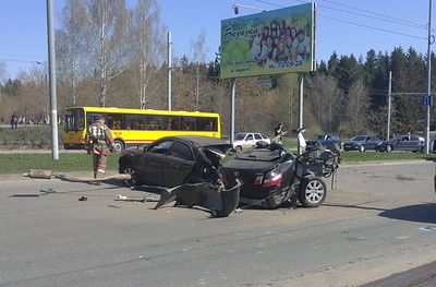 Фото: от удара иномарку разорвало на две части в Ижевске