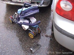 В Ижевске иномарка сбила маму и коляску с годовалым ребенком