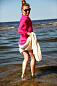Фото: Юлия Савичева задирала юбку на морском побережье в Юрмале