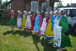 Женщины в национальных костюмах встречали гостей праздника