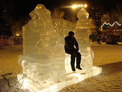 Место для фото - на ледяной скамейке между Дедом Морозом и Снегурочкой