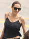 Анджелина Джоли вышла гулять без лифчика