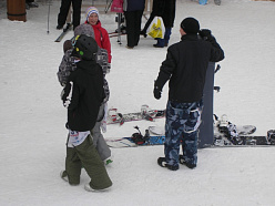 Сноубордисты терпеливо ждали своей очереди